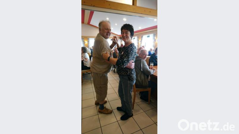 Mit viel Freude wurde beim gemeinsamen Bewohnerausflug der vier BRK-Seniorenzentren im Landkreis Tirschenreuth das Tanzbein von den Bewohnern und Mitarbeitern geschwungen. Bild: BRK-Kreisverband Tir/exb