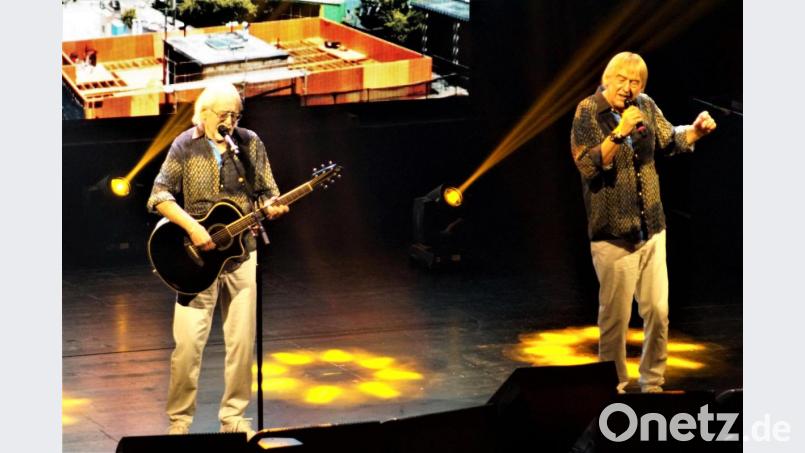 Die Brüder Karl-Heinz Ulrich und Bernd (von links) haben es immer noch drauf und begeistern 900 Zuhörer in der Max-Reger-Halle. Bild: arw