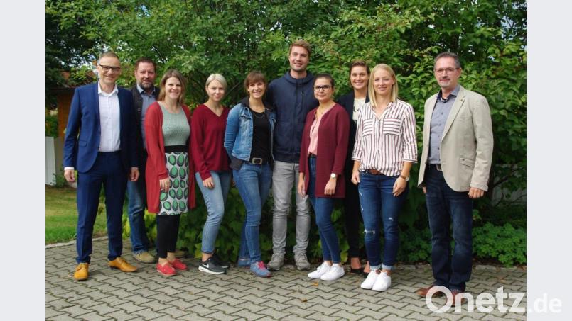 Bürgermeister Bernd Sommer begrüßte zusammen mit der Schulleitung die neuen Lehrkräfte. Im Bild von links Bürgermeister Sommer, Konrektor Reiner Summer, Teresa Kneidl und Christina Graßl (Lehrerinnen mit Arbeitsvertrag), Studienrätin Barbara Strenge, Studienreferendar Marius Längenfelder, Studienreferendarin Carina Nestmeyer, Studienrätin Cornelia Legath, Studienrätin Franziska Häring und Realschuldirektor Stephan Drexler. Bild: exb