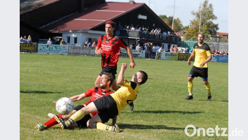 ATSV-Verteidiger Pavel Hromir (Mitte) blockt den Abschluss von Christian Bäuml (FC Tirschenreuth) in letzter Sekunde. ATSV-Kollege Karl Söllner (hinten) brauchte nicht mehr einzugreifen. Bild: gb