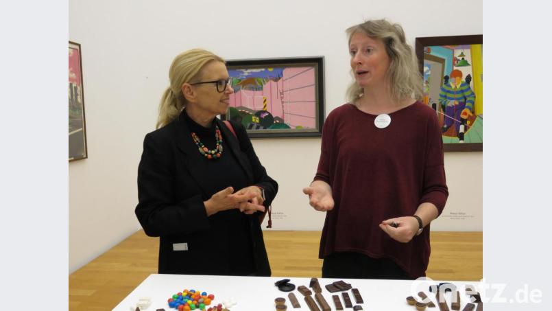 KVT-Vorsitzende Petra Schicker bedankte sich bei Kunstführerin Almut Zimmermann, die leidenschaftlich und anschaulich durch die Sonderausstellung führte. Bild: ubb