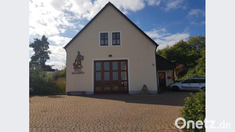 An sich war die Ostseite (links) für einen Neubau vorgesehen, das ist gescheitert, nunmehr kommt die Westseite (rechts) grob gesagt hinter dem Fahrzeug Bild: e