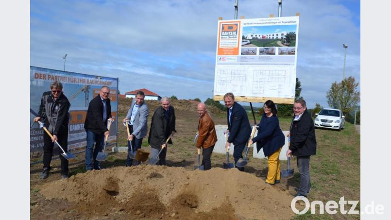 Startschuss für die Tagespflege und das betreute Wohnen in Moosbach. Die Verantwortlichen schwingen beim Spatenstich die Schaufel. Bild: gi