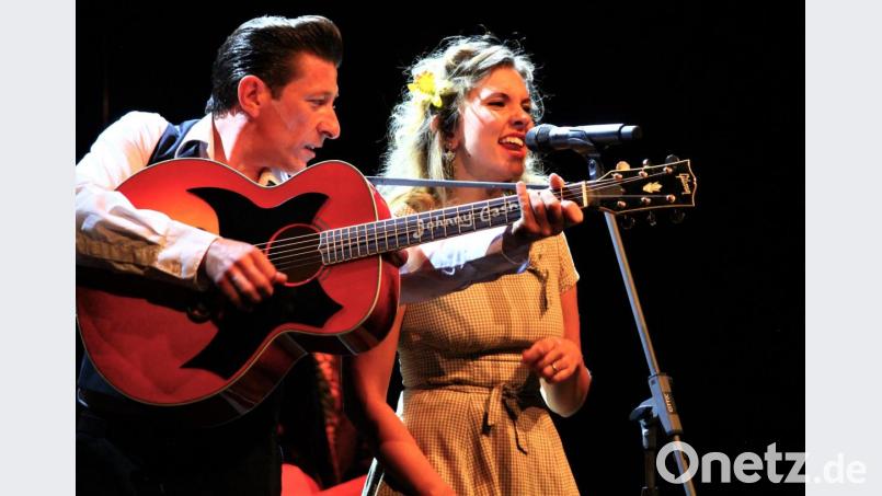 Tom Parsons und Miss Rhythm Sophie schlüpften in die Rollen von Johnny Cash und June Carter in der Msuical-Biographie "The Johnny Cash Show", die am Freitagabend in der Max-Reger-Halle gefeiert wurde. Bild: stg