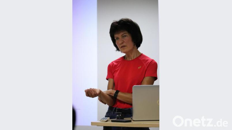 Ärztliche Leiterin Rettungsdienst Dr. Gudrun Graf informiert ihre Notarztkollegen und die Mitarbeiter des Kreisverbandes Tirschenreuth im BRK über Neuerungen im Rettungsdienst. Bild: exb