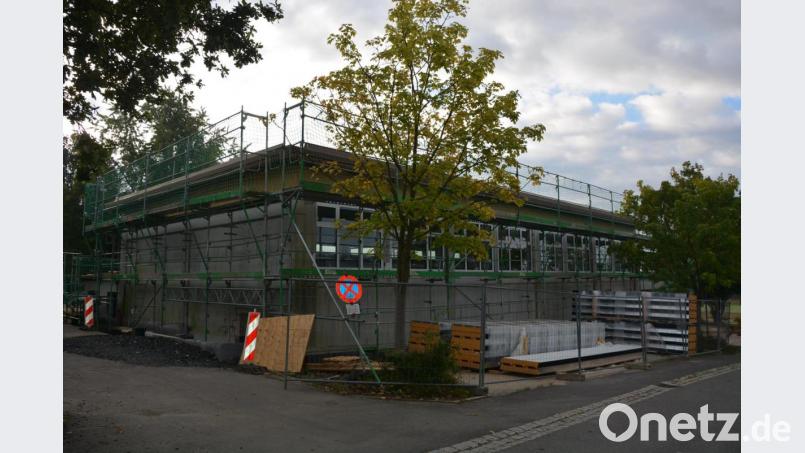 Noch viel zu tun gibt es im Außenbereich der Schulturnhalle. Die Bauarbeiten verzögern sich, sagte Bürgermeister Max Bindl, einen genauen Fertigstellungstermin vermochte er nicht zu sagen. So sieht es dort auf der Baustelle aktuell aus. Bild: jr