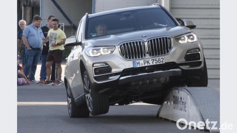 Der BMW-SUV mit Allrad-Antrieb hob ab auf dem XDrive-Parcouurs. Bild: Hirsch
