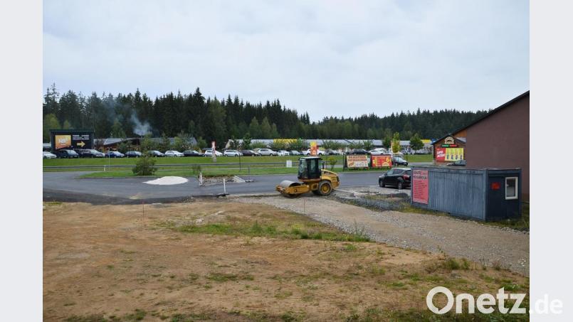 Noch nicht ganz fertig ist das neue Festareal beim alten Grenzübergang vis-à-vis der Supermärkte auf tschechischer Seite, auf dem am Samstag, 28. September, groß gefeiert wird. Bild: fjo