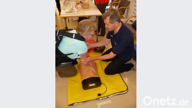 Beim Gesundheitstag 2019 stand der Darm im Mittelpunkt. Wiederbelebung ist gar nicht so schwer, allerdings etwas anstrengend, wie man selbst testen konnte. Bild: usc