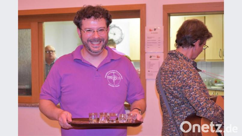 Pfarrer André Fischer verteilt Hochprozentiges. Bild: rgr