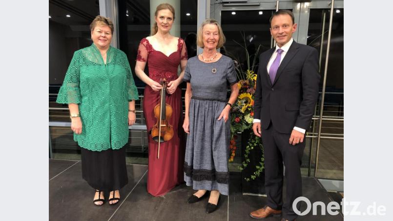 Unterwegs in einem Boot für die Reger-Tage (von links nach rechts): Petra Vorsatz, Tanja Becker-Bender, Susanne Popp, 2. Bürgermeister Jens Meyer. Nicht zu vergessen der Sponsor, der Lions-Club Weiden. Bild: dok