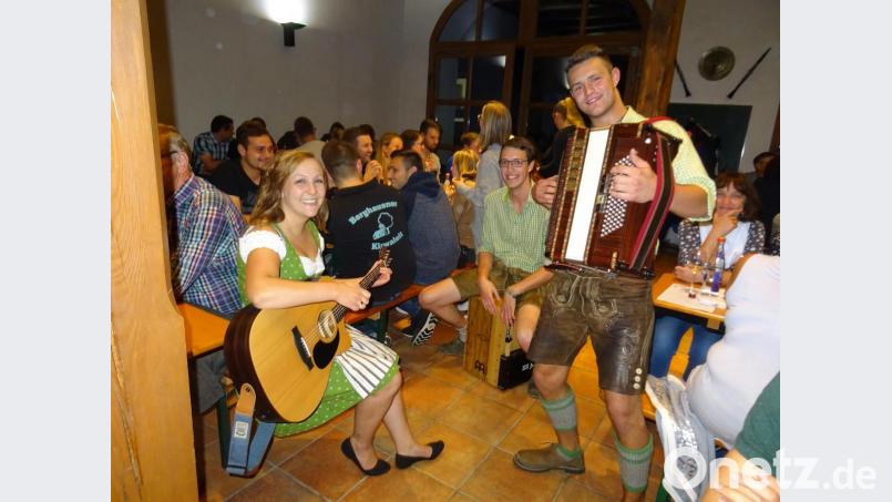 Beim Weinfest der Trachtenkapelle im Musikstadl spielte das Trio &quot;Oana geyd´o&quot; mit Franziska Hofmann, Manuel Tischner und Sebastian Eck (von links.) zünftig auf. Bild: bö