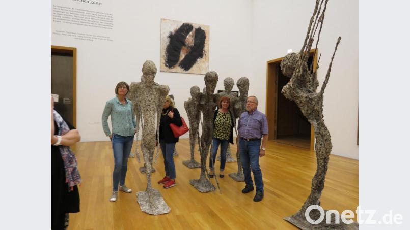 Lustwandeln zwischen skurillen Gestalten. Bild: ubb