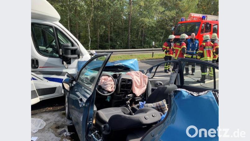 Die Fahrerin des Autos wurde bei einem Frontalzusammenstoß mit einem Wohnmobil lebensgefährlich verletzt. Auch die Beifahrerin des Wohnmobils wurde leicht verletzt. Bild: wro