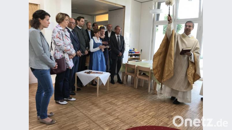 Der Anbau der Kindertagesstätte ist nicht rechtzeitig fertig geworden, den Segen gab es vorab trotzdem schon, dazu ein großes Lob für das Kindergarten-Team um Leiterin Stefanie Peschla (links). Bild: eig