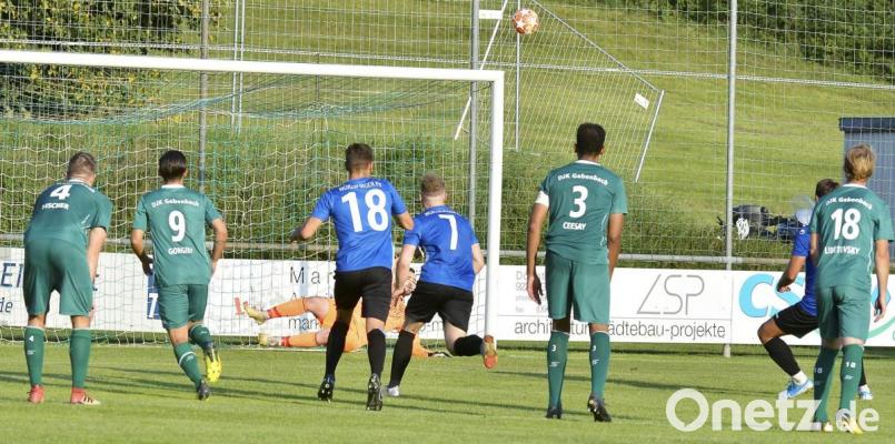 Zum Entsetzen der Gebenbacher Spieler und Fans gab Schiedsrichter Andreas Dinger in der Nachspielzeit einen umstrittenen Foulelfmeter für den Würzburger FV. Gäste-Stürmer Cristian Alexandru Dan (rechts, verdeckt) trat an, DJK-Schlussmann Michael Nitzbon entschied sich für die untere Ecke, der Schütze für die obere, schoss aber über das Tor. Bild: Hubert Ziegler