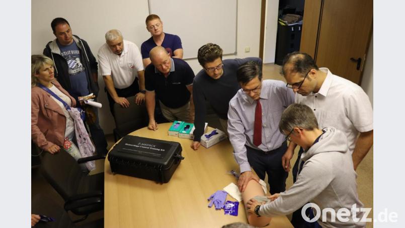 „Wound Packing“ als neue Methode zur Blutstillung, wurde durch die Fortbildungsteilnehmer am speziellen Übungsgerät praktisch erprobt. Bild: exb