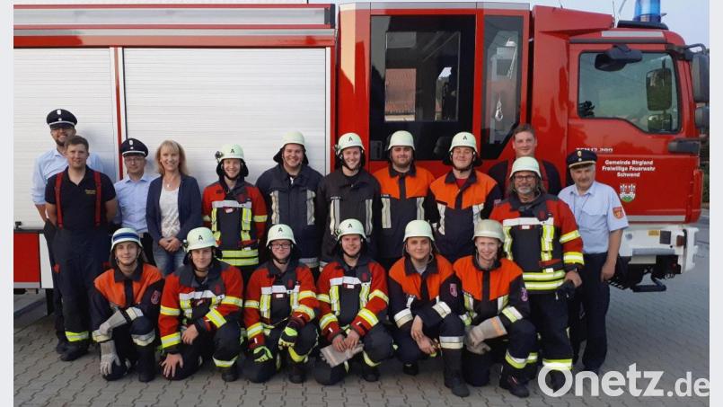 Schiedsrichter und Prüflinge mit (hinten, von links) Kreisbrandmeister Torsten Jobst, Zweiter Kommandant Björn Schötz, Kreisbrandmeister Christian Meyer, Bürgermeisterin Brigitte Bachmann, (hinten, von rechts) Kreisbrandinspektor Hans Sperber, Kommandant Michael Melzer und Gruppenführer Christian Meister. Bild: sis