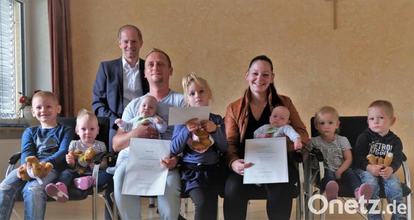 Das Ehepaar Maria und Daniel Pfab mit den neugeborenen Zwillingen Noel und Nico auf dem Arm freut sich mit seinen Kindern über die Post vom Bundespräsidenten. Bürgermeister Konrad Kiener gratulierte. Bild: twi