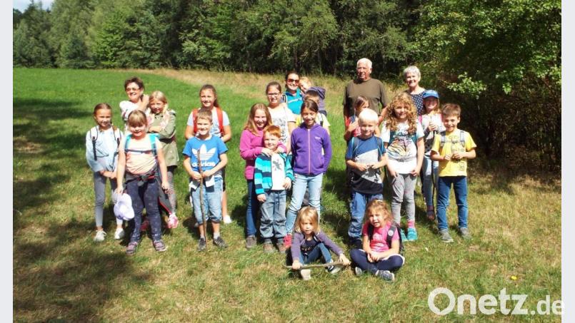 Strahlende Gesichter bei der Märchenwanderung mit Gretl Mildner (hinten links), Adolfine Nitschke und Franz Erras (hinten, von rechts). Bild: e