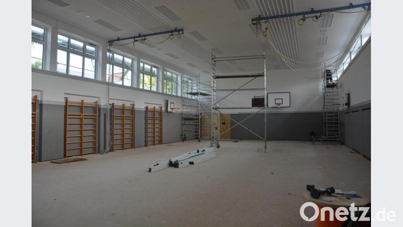 Die Bauarbeiten im Inneren der Schulturnhalle sind schon weit fortgeschritten. Dennoch verzögert sich die Öffnung der Halle. Schule und die Vereine, die die Halle benützen, warten schon sehnsüchtig darauf. Bild: jr