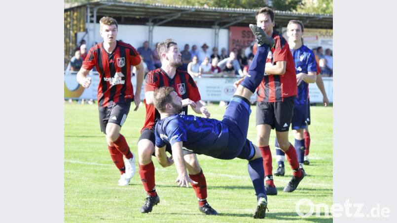 Schöner Fallrückzieher des Freudenbergers Gerhard Schiesslbauer (vorne) gegen den Paulsdorfer Innenverteidiger Daniel Seidl (links dahinter). Bild: Hubert Ziegler