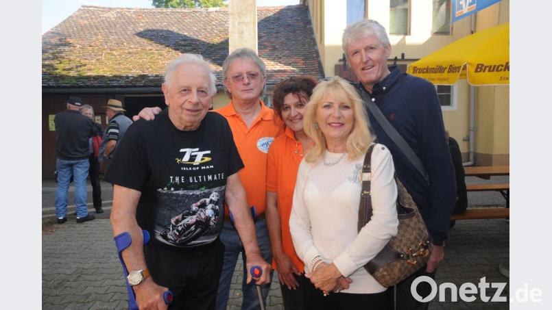 Motorradfreunde unter sich: Von links Hermann Rauh, Walter und Gabi Langhans sowie Lynn Kermode und David Clague von der Isle of Man. Bild: ge