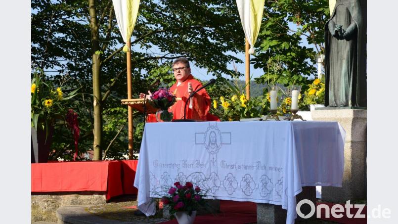 Diakon Norbert Hammerl hält beim Kreuzbergfest die Predigt. Bild: bey