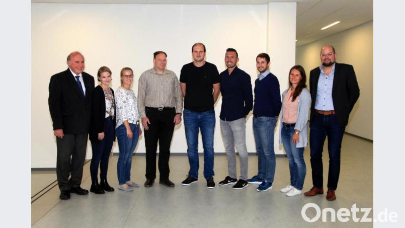 Schulleiter Georg Hecht (links) und Personalratsvorsitzender Tobias Lang (rechts) begrüßten sieben neue Kollegen am Stiftland-Gymnasium. Bild: Stiftland-Gymnasium/exb