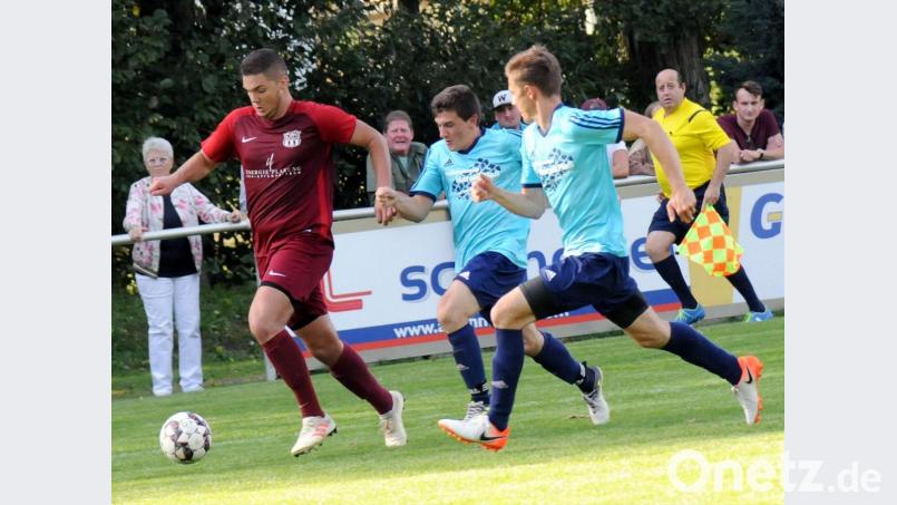 Waldershofs Doppeltorschütze Julian Schindler (von links) enteilt in dieser Szene den Konnersreuthern Lukas Baumgärtner und Tobias Rosner. Am Ende aber setzte sich der Spitzenreiter klar mit 5:2 durch. Bild: heh