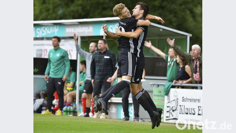 Patrick Pfahler (links) und Christian Schrödl machten mit ihren Treffern den Sieg der DJK Ammerthal beim ATSV Erlangen perfekt. Archivbild: Hubert Ziegler