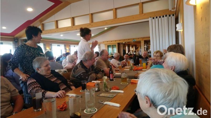 Am Ausflugsziel in Großbüchlberg angekommen ließen sich die Bewohner aus den vier Seniorenzentren des Kreisverbandes Tirschenreuth im BRK ihre Torte schmecken. Bild: BRK-Kreisverband Tir/exb