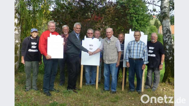 Erfreut überreicht Karl Eichhorn (Vierter von rechts), Ältester der Seniorengruppe &quot;Wir für Ebnath&quot;, die Plakattafeln an Bürgermeister Manfred Kratzer. Bild: rat