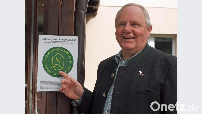 Pater Christian Liebenstein, Leiter des Bildungshauses im Kloster Ensdorf, Verweist auf die Zertifizierungsbescheinigung „Nachhaltige Gastgeber im Amberg-Sulzbacher Land“. Bild: sön