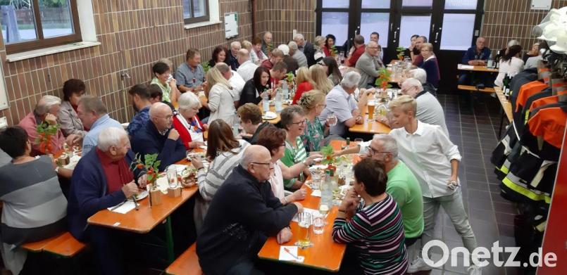Voll besetzt ist das Feuerwehrhaus beim Dießfurter Weinfest. Bild: whw