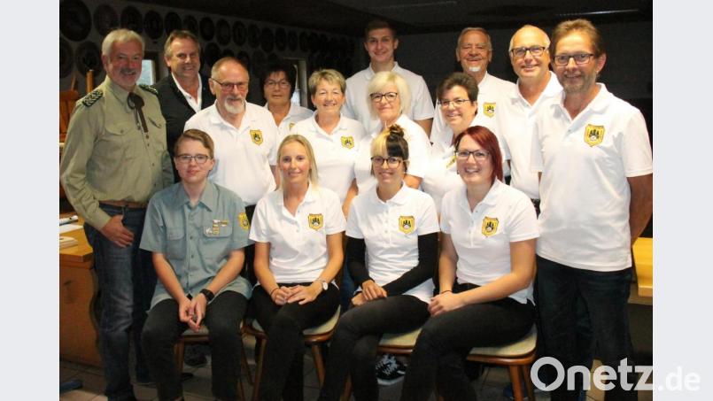 Die Teilnehmer der Deutschen und Bayerischen Landesmeisterschaft erhielten Geschenke und Geldpreise. Schützenmeister Ludwig Dirscherl, Zweiter Bürgermeister Wolfgang Niebauer (von links) und Gauschützenmeister Manfred Muck (Dritter von rechts) würdigten die Erfolge des VPC. Bild: dl