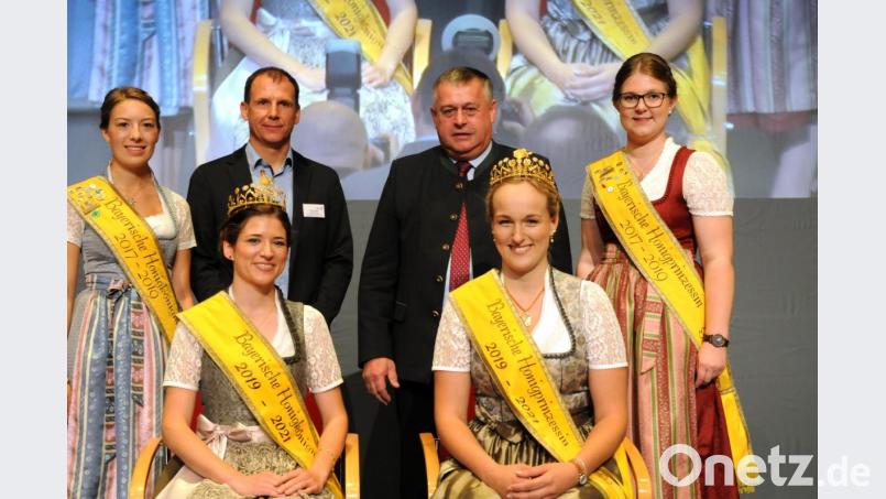 Katharina Gegg aus Neuburg und Alexandra Krumbachner aus Traunstein (vorne von links) sind Bayerns neue Honigkönigin und -prinzessin, hier flankiert von ihren Vorgängerinnen Katharina Eder (links) und der Weidenerin Doris Grünbauer (rechts), die 2017 erstmals ins zweijährige Amt gewählt wurde. Inthronisiert wurden die neuen Hoheiten von Imker- und BBV-Präsident, Stefan Spiegl bzw. Walter Heidl (von links). Bild: Stephan Huber