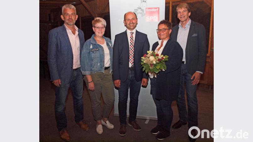 Nominierung erfolgreich gemeistert: Kreisrat Michael Rischke (rechts), Poppenrichts Bürgermeister Roger Hoffmann und Lisa Hartinger, Bürgermeisterkandidatin der Kümmersbrucker SPD gratulierten Johann Ram zur Nominierung. Blumen gab es für Rams Ehefrau Sonja (von links). Bild: sön