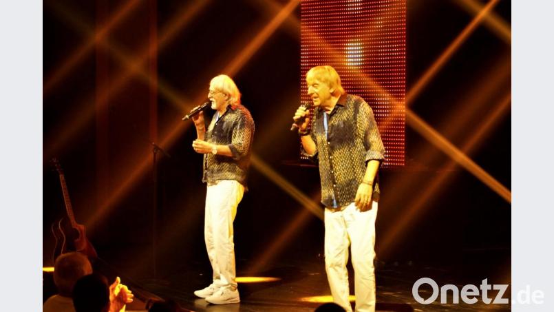 Die Brüder Karl-Heinz Ulrich und Bernd (von links) haben es immer noch drauf und begeistern 900 Zuhörer in der Max-Reger-Halle. Bild: arw
