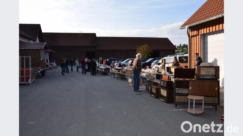 Der zweite Flohmarkt der Jugendfeuerwehr startet in den frühen Morgenstunden. Elf Händler haben ihre Schätze aufgereiht. Bild: fla