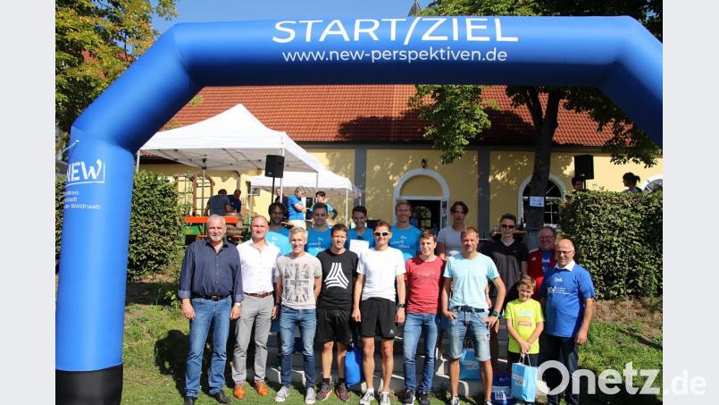 Die Sieger bei den Männern mit den Bürgermeistern und stellvertretendem Landrat Albert Nickl (rechts). Bild: jma