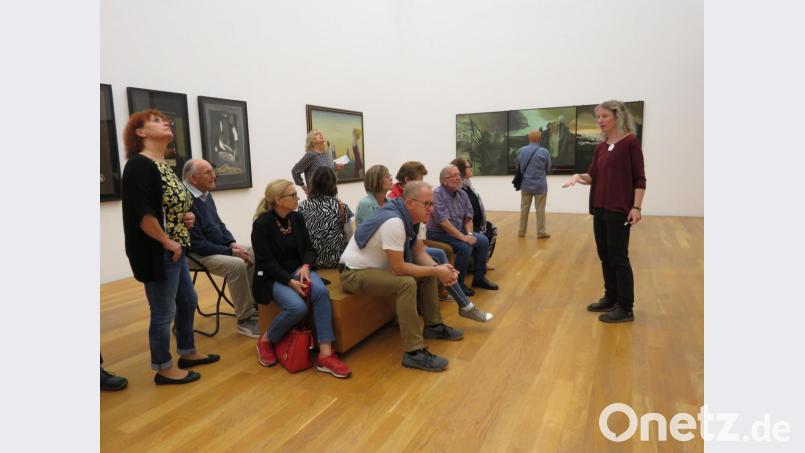 Service von allen Seiten: Teils konnte man sich vor die Werke setzen und während des Betrachtens der Kunstführerin Almut Zimmermann lauschen. Bild: ubb
