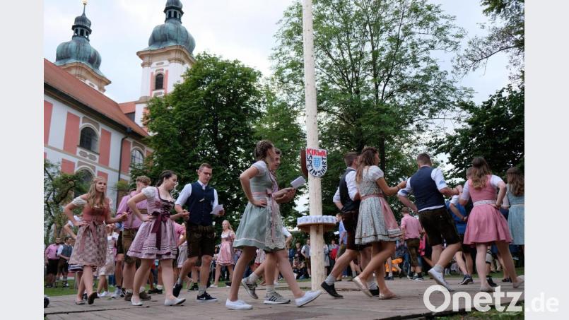 Mit dem Tanz um den Kirchweih-Baum beleben 16 Paare den alten Brauch des Austanzens. Bild: do