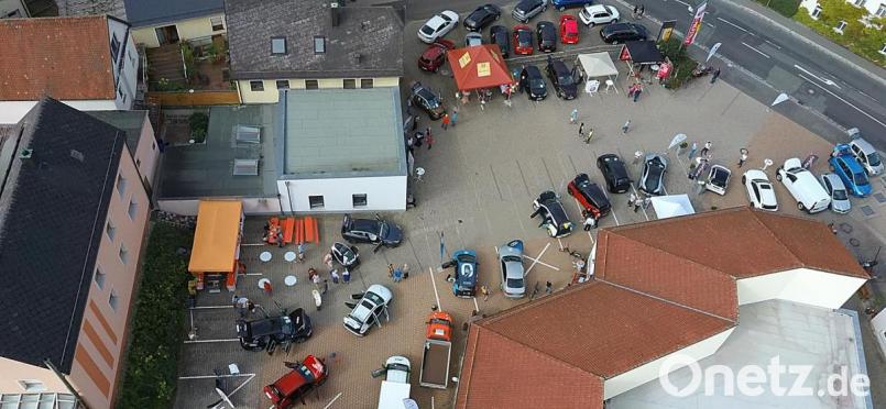 Im Hof des Autohauses waren zahlreiche Elektro-Fahrzeuge zu bestaunen. Bild: sck