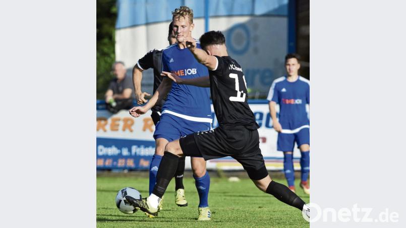 Der Etzenrichter Noah Scheler (Mitte) wird vom Schwarzenfelder Jonas Fuchs gestört. Die Partie endete 2:2. Bild: Büttner, Gerhard