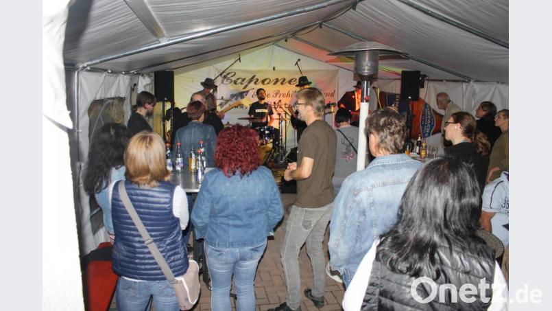 Mit „Gangster-Attitüde“ sowie Rock- und Blues-Songs aus der Musikgeschichte des 20. Jahrhunderts überzeugt die „Capone and the Prohibition-Band“ ihre Fans in Oberbibrach. Bild: edo