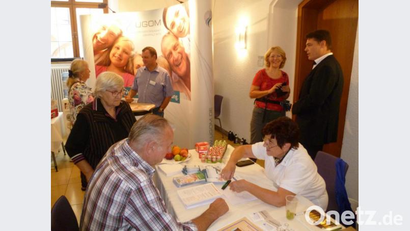 Beim Gesundheitstag 2019 stand der Darm im Mittelpunkt. Wer sich etwas Zeit nahm, konnte sich am UGOM-Stand mit einer schriftlichen Eigenbewertung Gewissheit über seine Darmgesundheit verschaffen. Im Zweifel stand auch ein Arzt für vertiefende Fragen zur Verfügung. Bild: usc