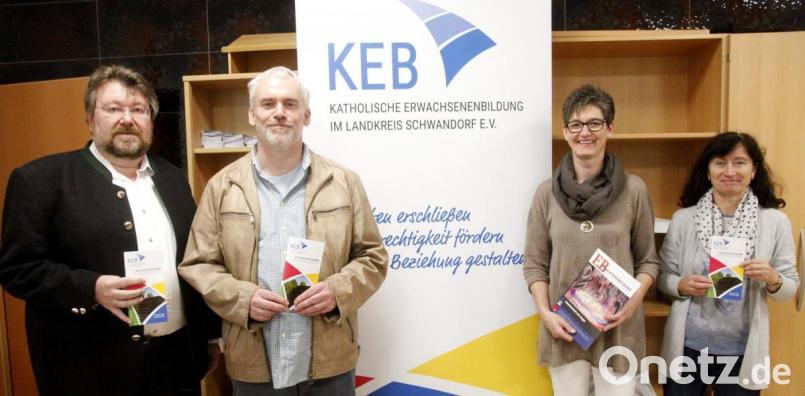 Geschäftsführer Hartmut Meyer, Vorsitzender Robert Glöckl, Bildungsreferentin Eva Bräuer und Sachbearbeiterin Irene Bierler (von links) stellen das neue Programm der Katholischen Erwachsenenbildung vor. Bild: Hirsch