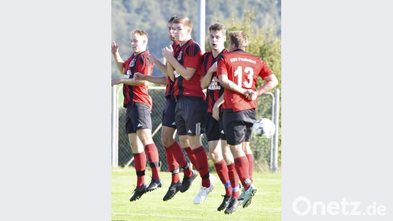Keine Chance hatte die Paulsdorfer Mauer beim Freistoß von Johannes Dotzler in der 84. Minute, der den Ball unhaltbar für SSV-Torhüter Andreas Appel zum Siegtreffer genau neben den Pfosten zirkelte. Bild: Hubert Ziegler