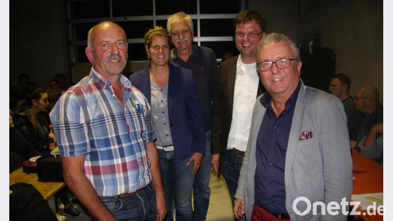 Der Triebendorfer Dorferneuerung stehe nichts mehr im Wege, versprachen (von rechts) Bürgermeister Toni Dutz, Frank Langguth, Dr. Emil Lehner, Christina Lehner und Hubert Konz. Bild: wro